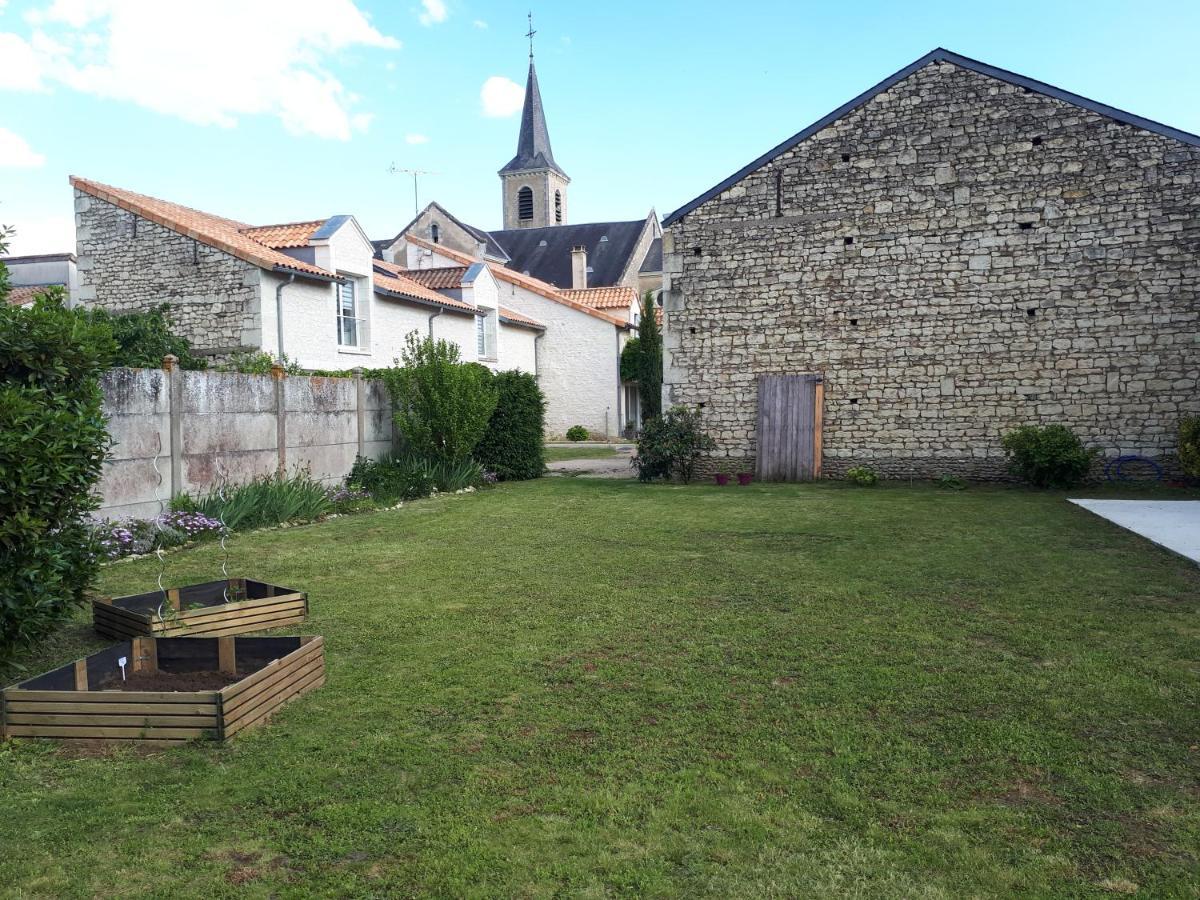 Gite Amanala Poitou Saint-Genest-d'Ambiere Exterior foto